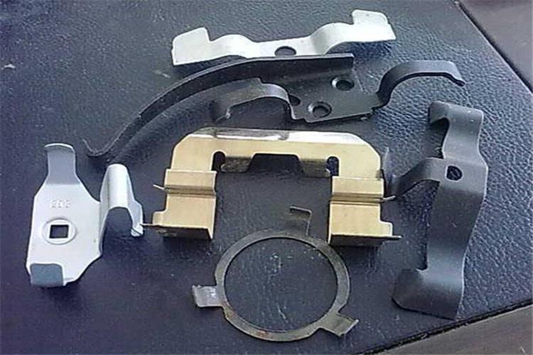 济宁钣金加工中滚动剪切方法是一对转动方向相反的圆盘剪刃对板料进行剪切